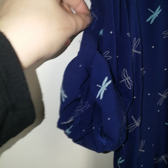 3/30$ REITMANS Blue Dragonflies V Neck Button Front Blouse Size Medium - Picture 7 of 14